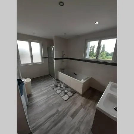 Jolie Maison De Vacance Saint-Symphorien-le-Valois